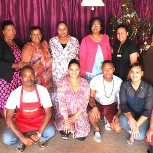 Die organiseerders en spyseniers wat vir die gesellige Kersgeleentheid verantwoordelik was, met agter van regs na links Gerda Gibson (Silwerjare), Magrieta Adams (Bestuurder: Silwerjare) en Natalie Theunisen van die Dept Maatskaplike Ontwikkeling